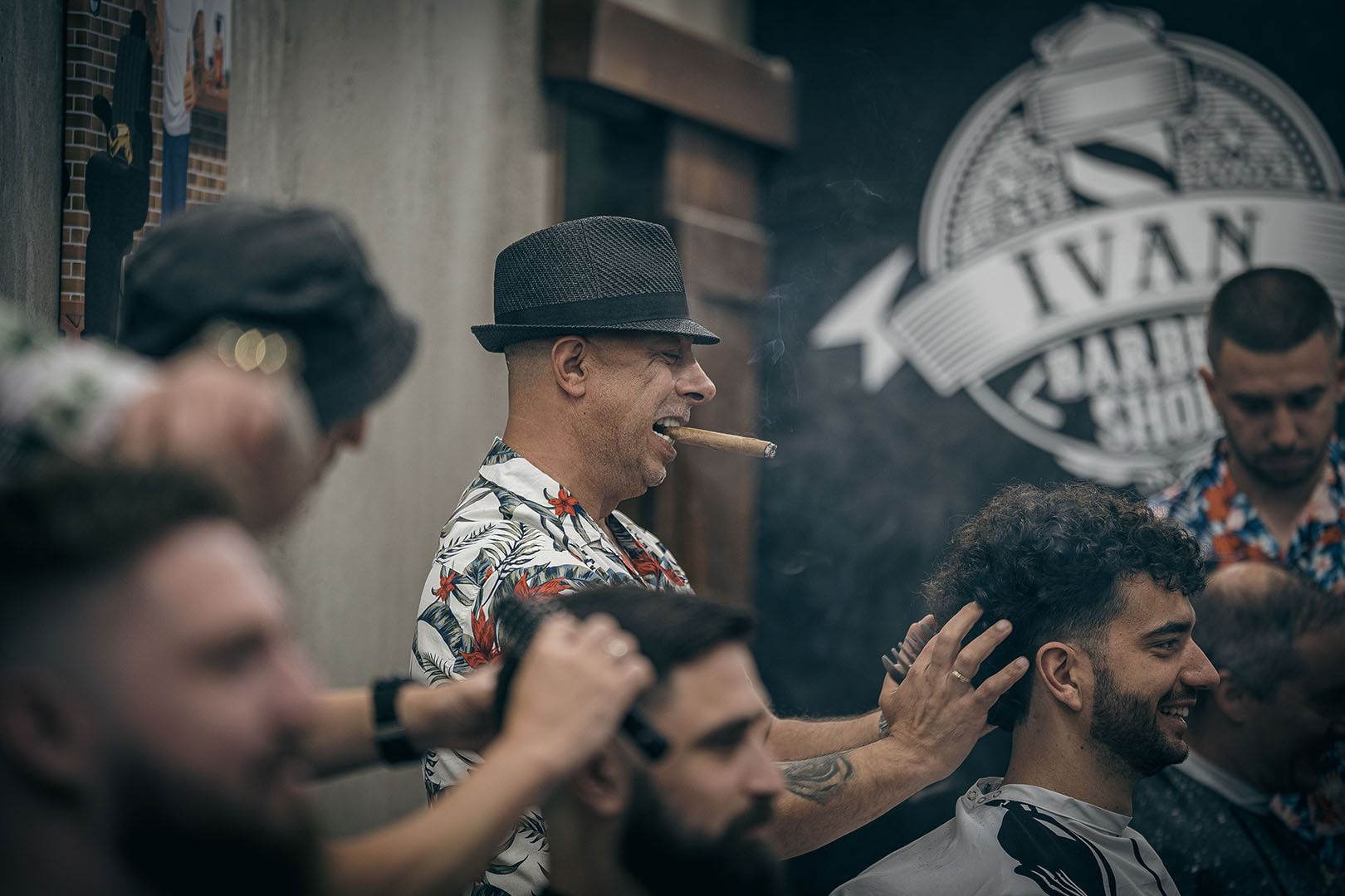 Enterijer salona Barber Shop Ivan sa znakom radnje