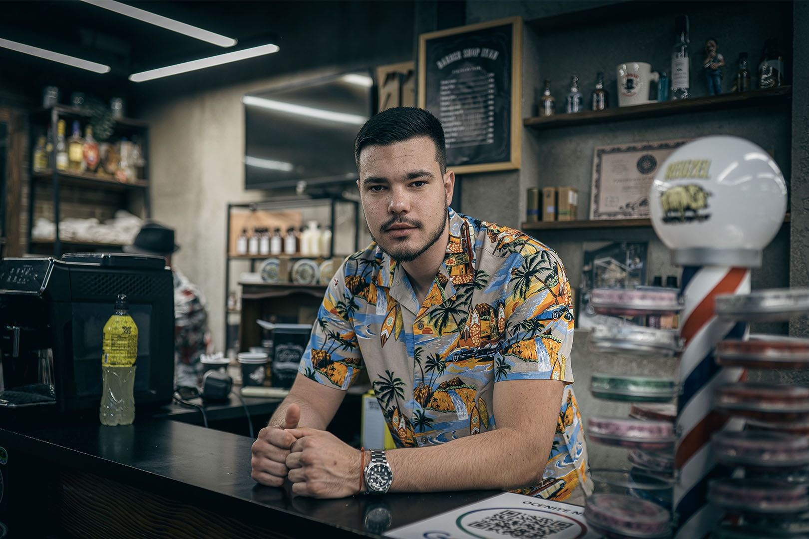 Barber za pultom salona Barber Shop Ivan
