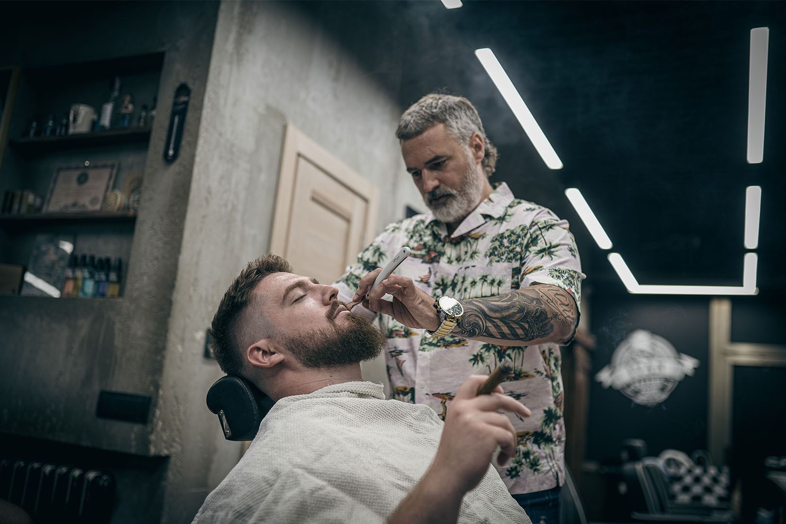 Klasično brijanje britvom na modelu