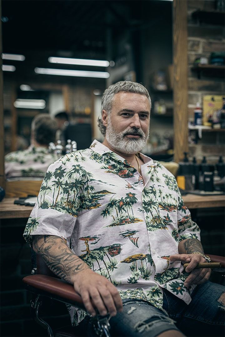 Ivan Bajić u barberskoj stolici u svom salonu