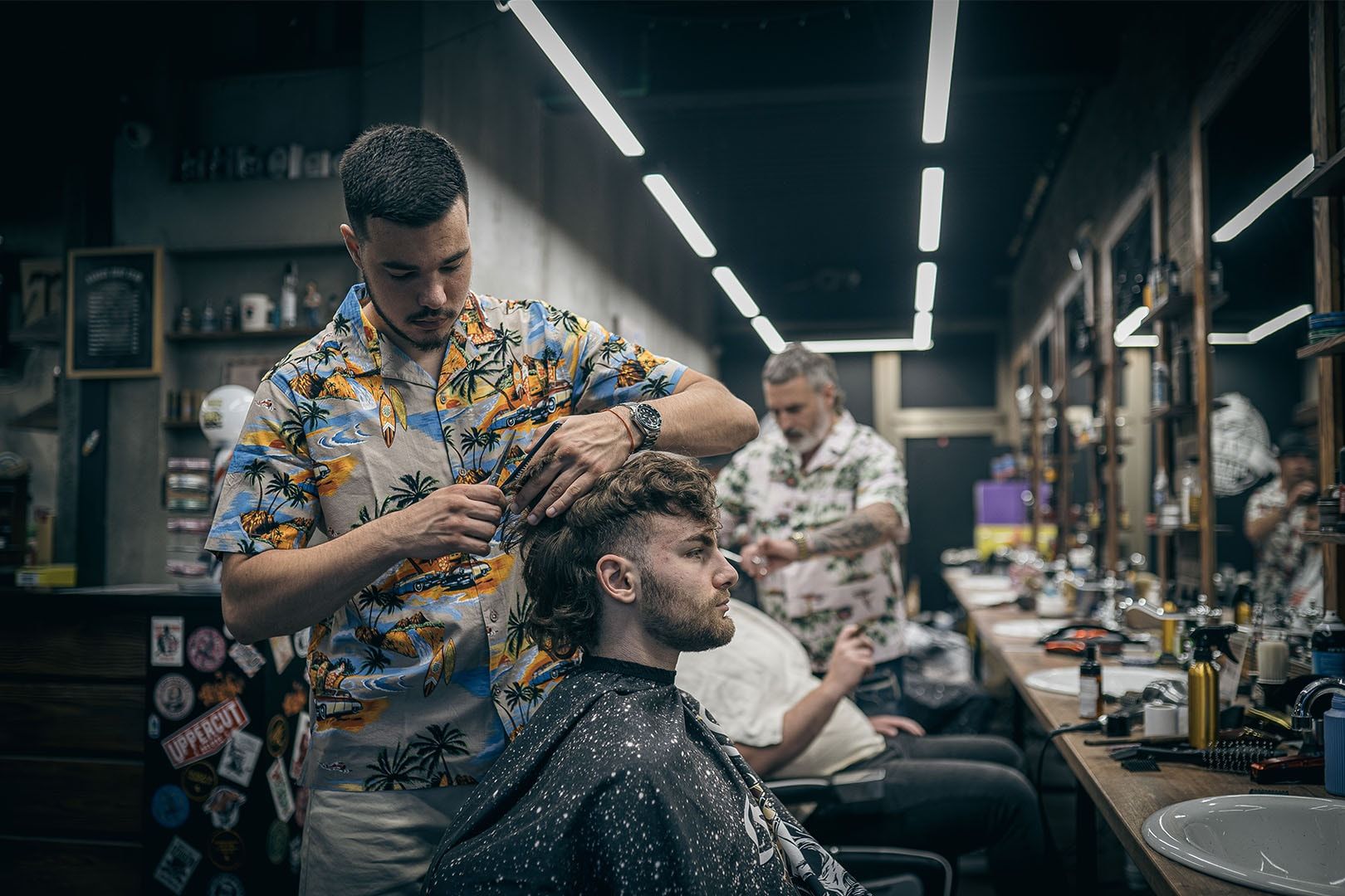 Barberi u radu, pogled kroz salon